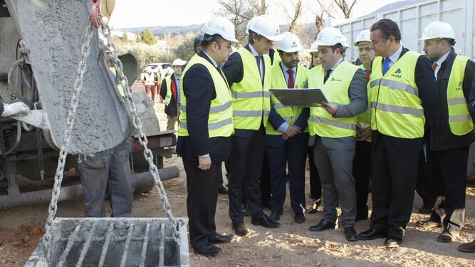 El ministro de Fomento (segundo por la izquierda) sigue las explicaciones de los técnicos de Adif a pie de obra.