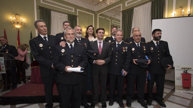 El alcalde de Granada, la concejal de Protección y el Jefe del Servicio con algunos de los homenajeados.
